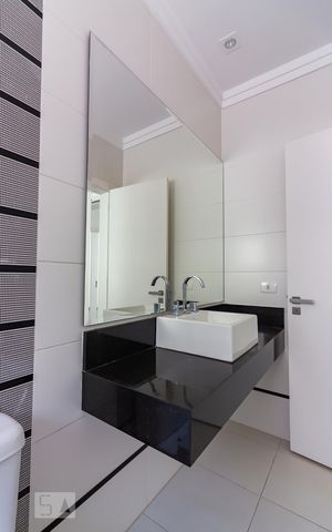 Casa de condomínio à venda com 490m², 4 quartos e 6 vagas Casa de condomínio à venda com 490m², 4 quartos e 6 vagasBanheiro da Suíte 2