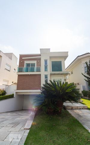 Casa de condomínio à venda com 490m², 4 quartos e 6 vagasFachada