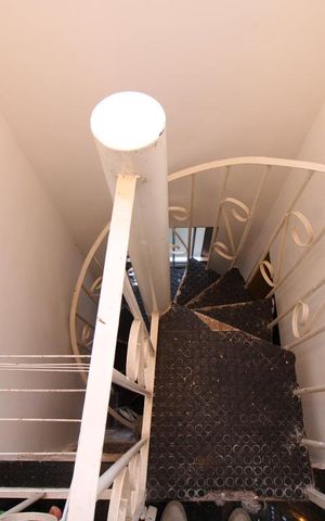Casa à venda com 285m², 4 quartos e 2 vagasEscada 