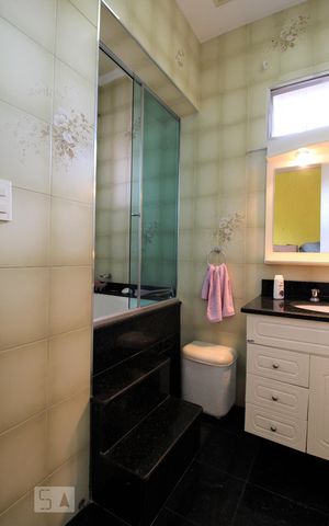 Casa à venda com 285m², 4 quartos e 2 vagasBanheiro social 