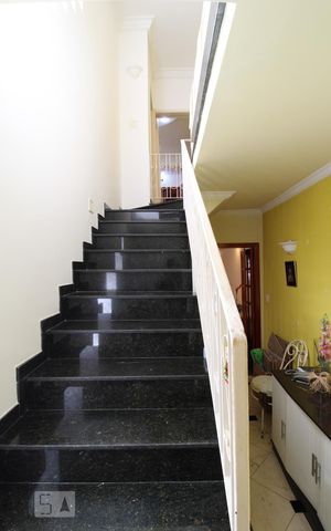 Casa à venda com 285m², 4 quartos e 2 vagasEscada 
