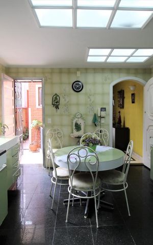 Casa à venda com 285m², 4 quartos e 2 vagasCozinha 