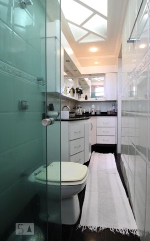 Casa à venda com 285m², 4 quartos e 2 vagasBanheiro da suíte 