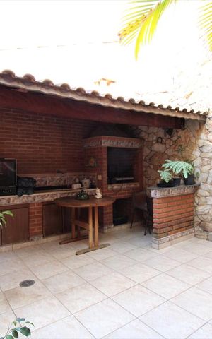 Casa à venda com 285m², 4 quartos e 2 vagasChurrasqueira