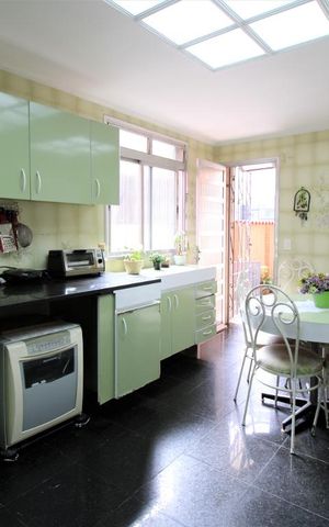 Casa à venda com 285m², 4 quartos e 2 vagasCozinha 