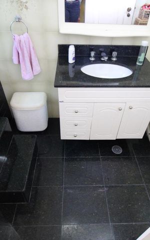 Casa à venda com 285m², 4 quartos e 2 vagasBanheiro social 