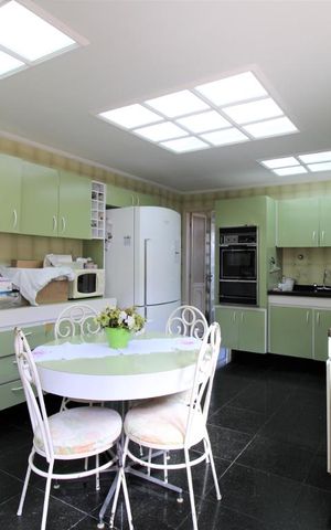 Casa à venda com 285m², 4 quartos e 2 vagasCozinha 
