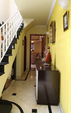 Casa à venda com 285m², 4 quartos e 2 vagasCorredor 