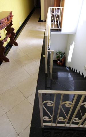 Casa à venda com 285m², 4 quartos e 2 vagasEscada 