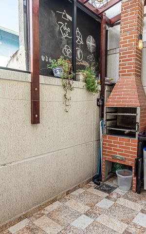 Casa de condomínio à venda com 100m², 3 quartos e 2 vagas Casa de condomínio à venda com 100m², 3 quartos e 2 vagasQuintal - churrasqueira e área de serviço integrados