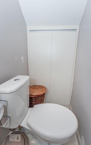 Casa de condomínio à venda com 100m², 3 quartos e 2 vagas Casa de condomínio à venda com 100m², 3 quartos e 2 vagasBanheiro