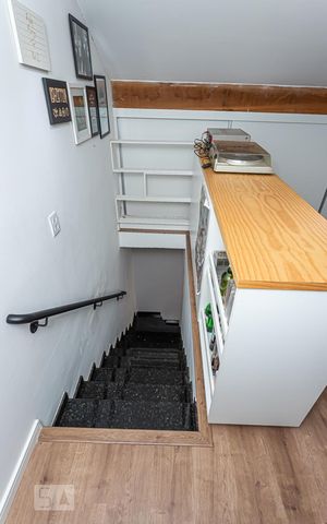 Casa de condomínio à venda com 100m², 3 quartos e 2 vagas Casa de condomínio à venda com 100m², 3 quartos e 2 vagasEscada acesso sótão