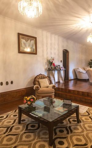 Casa para alugar com 530m², 4 quartos e 8 vagasSala de estar 02
