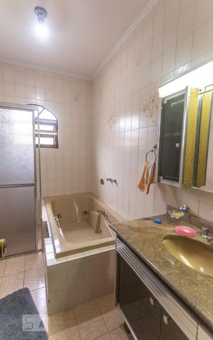 Casa para alugar com 530m², 4 quartos e 8 vagasBanheiro suíte 02