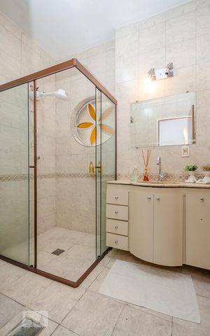 Casa à venda com 371m², 5 quartos e 3 vagas Casa à venda com 371m², 5 quartos e 3 vagasBanheiro Social