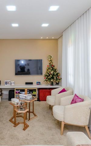 Casa à venda com 371m², 5 quartos e 3 vagas Casa à venda com 371m², 5 quartos e 3 vagasSala
