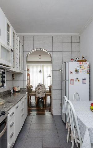 Casa à venda com 371m², 5 quartos e 3 vagas Casa à venda com 371m², 5 quartos e 3 vagasCozinha