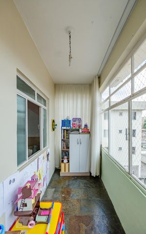 Casa à venda com 371m², 5 quartos e 3 vagas Casa à venda com 371m², 5 quartos e 3 vagasvaranda