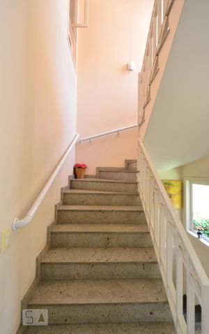 Casa à venda com 400m², 4 quartos e 4 vagasEscada