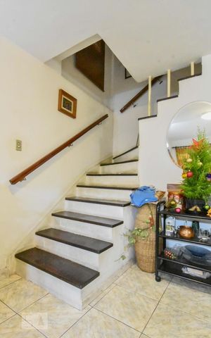 Casa à venda com 180m², 3 quartos e 1 vagaEscada Sobrado