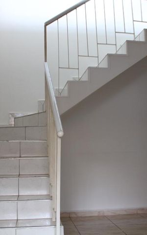 Casa para alugar com 190m², 3 quartos e 2 vagasEscada