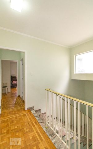 Casa para alugar com 300m², 3 quartos e 5 vagas Casa para alugar com 300m², 3 quartos e 5 vagasHall Domitórios
