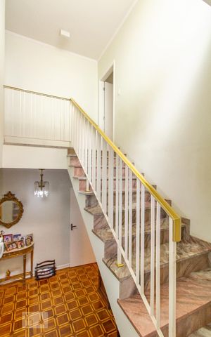 Casa para alugar com 300m², 3 quartos e 5 vagas Casa para alugar com 300m², 3 quartos e 5 vagasEscada Hall