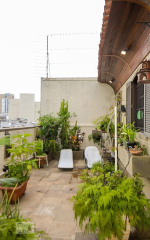 Apartamento à venda com 250m², 4 quartos e 2 vagas Apartamento à venda com 250m², 4 quartos e 2 vagasVaranda