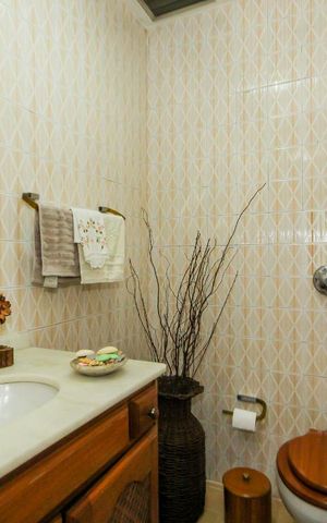 Apartamento à venda com 250m², 4 quartos e 2 vagas Apartamento à venda com 250m², 4 quartos e 2 vagasLavabo