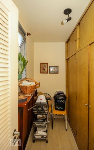 Apartamento à venda com 250m², 4 quartos e 2 vagas Apartamento à venda com 250m², 4 quartos e 2 vagasQuarto de Serviço