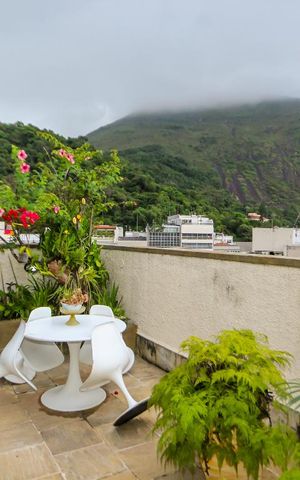 Apartamento à venda com 250m², 4 quartos e 2 vagas Apartamento à venda com 250m², 4 quartos e 2 vagasVaranda