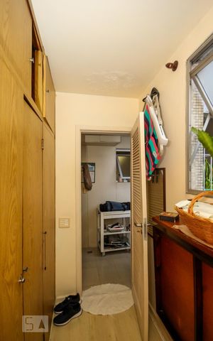 Apartamento à venda com 250m², 4 quartos e 2 vagas Apartamento à venda com 250m², 4 quartos e 2 vagasQuarto de Serviço