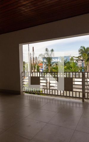 Casa à venda com 290m², 2 quartos e 2 vagas Casa à venda com 290m², 2 quartos e 2 vagasVaranda da frente