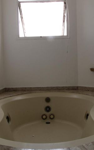 Apartamento para alugar com 350m², 4 quartos e 5 vagasBanheira da suíte 4