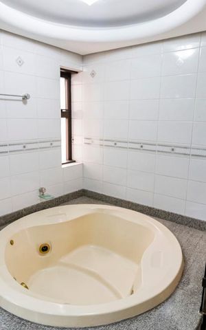 Apartamento à venda com 504m², 5 quartos e 4 vagasBanheiro da Suíte 2