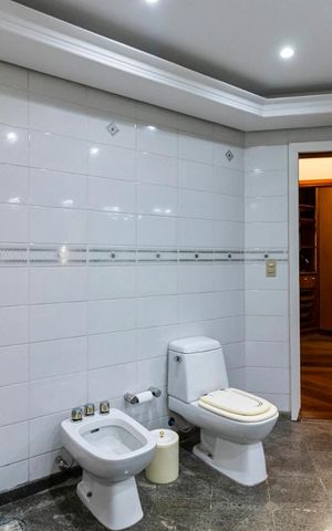 Apartamento à venda com 504m², 5 quartos e 4 vagasBanheiro da Suíte 2