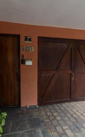 Casa à venda com 230m², 3 quartos e 4 vagasFachada