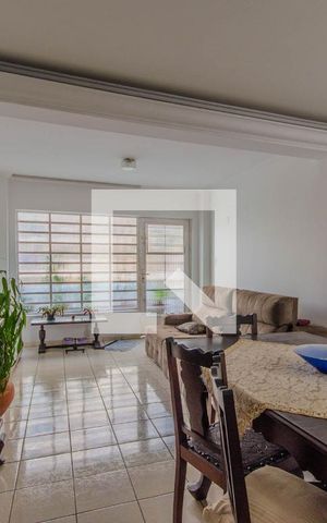 Casa à venda com 270m², 3 quartos e 2 vagas Casa à venda com 270m², 3 quartos e 2 vagasSala