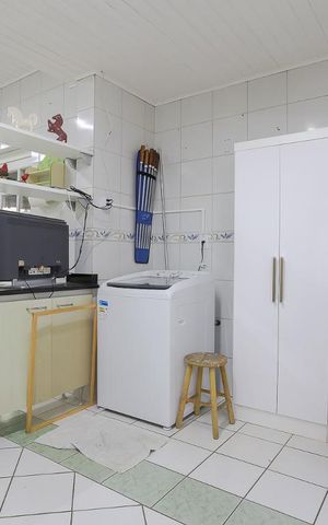 Casa à venda com 430m², 4 quartos e 2 vagas Casa à venda com 430m², 4 quartos e 2 vagasCozinha e Área de Serviço