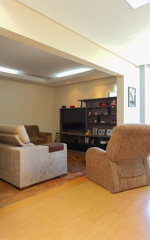 Casa à venda com 430m², 4 quartos e 2 vagas Casa à venda com 430m², 4 quartos e 2 vagasSala de Estar