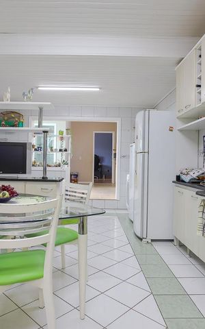 Casa à venda com 430m², 4 quartos e 2 vagas Casa à venda com 430m², 4 quartos e 2 vagasCozinha