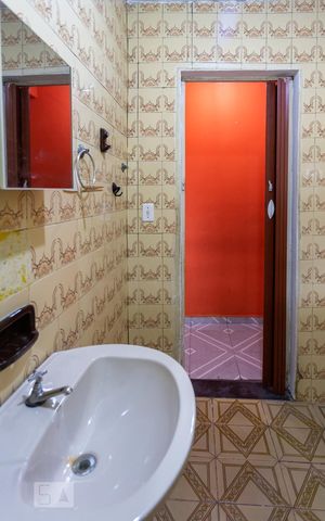 Casa à venda com 50m², 1 quarto e sem vaga Casa à venda com 50m², 1 quarto e sem vagaBanheiro