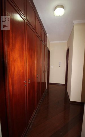Apartamento para alugar com 256m², 4 quartos e 3 vagasRoupeiro do corredor