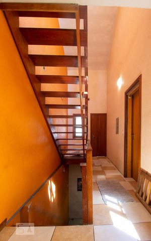 Casa à venda com 227m², 4 quartos e 1 vaga Casa à venda com 227m², 4 quartos e 1 vagaEscada