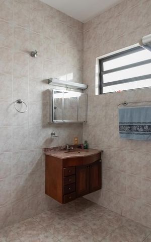 Casa à venda com 250m², 4 quartos e 2 vagas Casa à venda com 250m², 4 quartos e 2 vagasBanheiro
