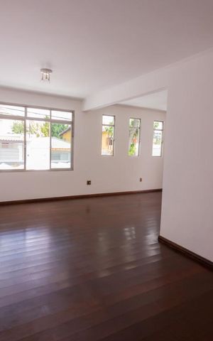 Casa à venda com 260m², 3 quartos e 4 vagas Casa à venda com 260m², 3 quartos e 4 vagasSala