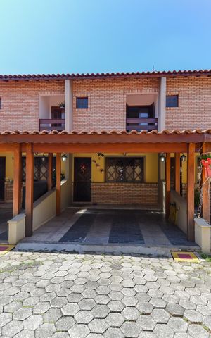 Casa de condomínio à venda com 102m², 2 quartos e 2 vagas Casa de condomínio à venda com 102m², 2 quartos e 2 vagasFachada do Sobrado