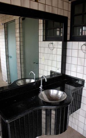Casa à venda com 298m², 5 quartos e 4 vagas Casa à venda com 298m², 5 quartos e 4 vagasLavabo 2