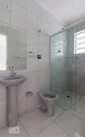 Casa para alugar com 60m², 1 quarto e 2 vagas Casa para alugar com 60m², 1 quarto e 2 vagasBanheiro