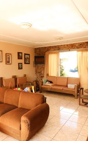 Casa à venda com 254m², 4 quartos e 4 vagas Casa à venda com 254m², 4 quartos e 4 vagasSala de Estar